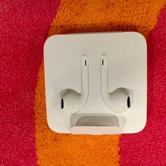 iPHONE XSMAX CASE, BOX, CHARGER and EARBUDS - Picture 4 of 4